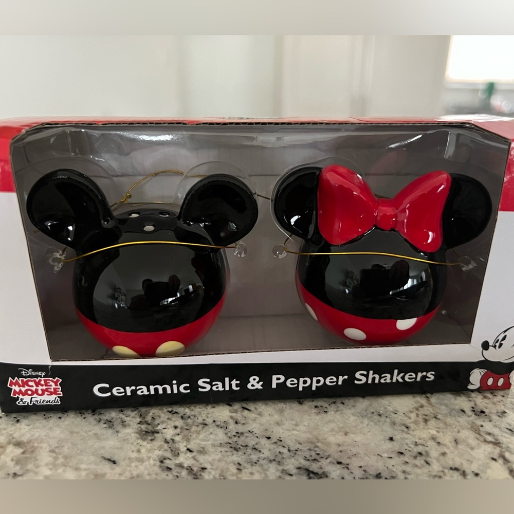Disney mickey Minnie Mouse salt pepper shakers